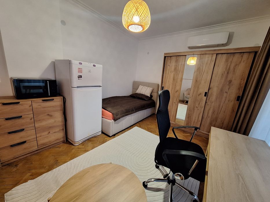 Обзаведена стая с тераса в Центъра до метро Театрална и парк Заимов