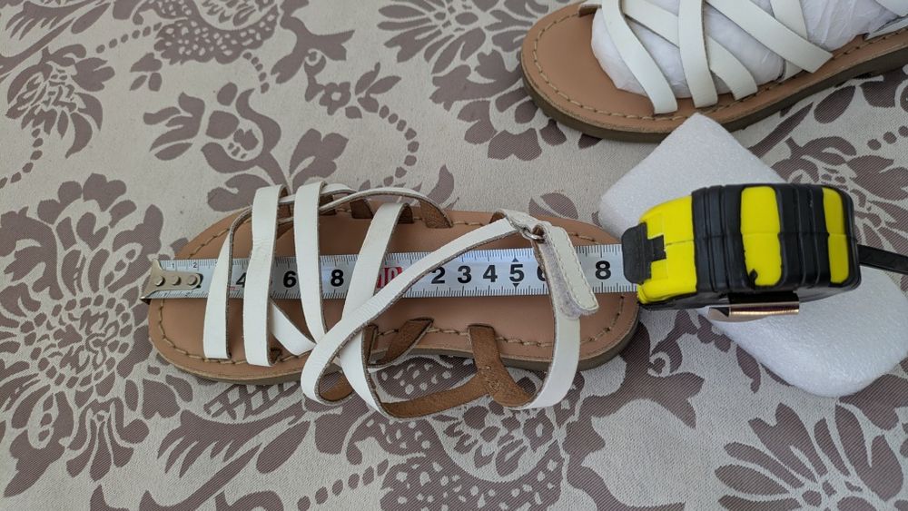 Vând sandale, albe Reserved, piele, mărimea 28