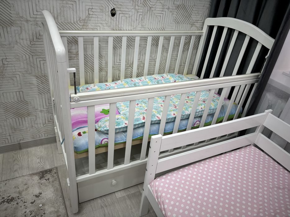 Продам детскую кровать с маятником.