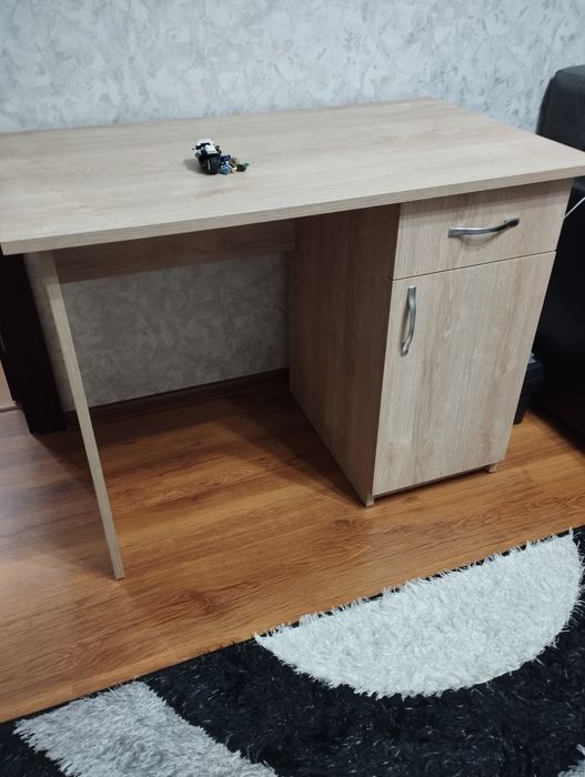 Продавам ученическо бюро