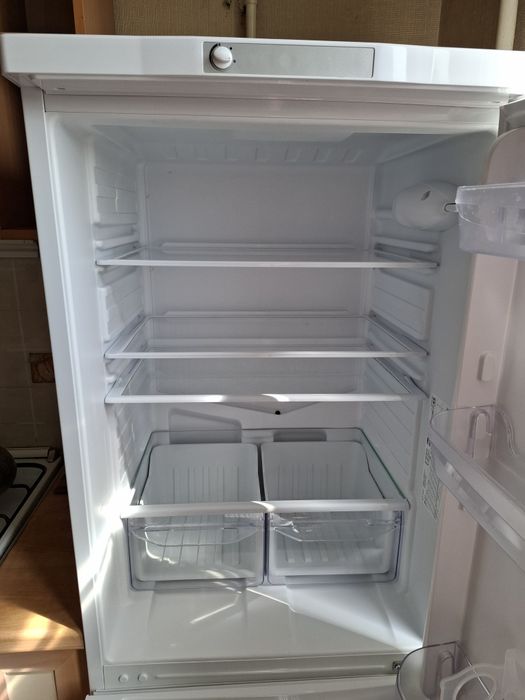 Холодильник "INDESIT" б/у полгода