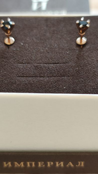 Золотой гвоздик с сапфиром