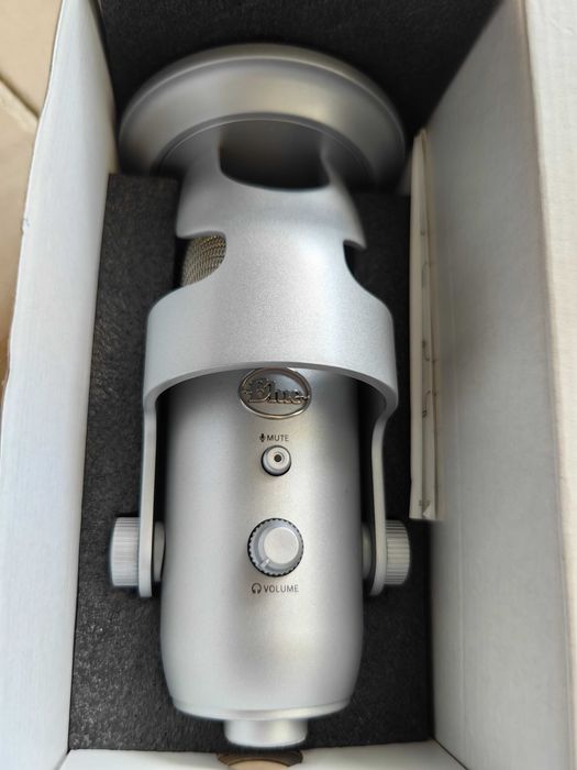 Logitech Blue Yeti USB микрофон, сребрист, регулируема стойка, за запис и стрийминг