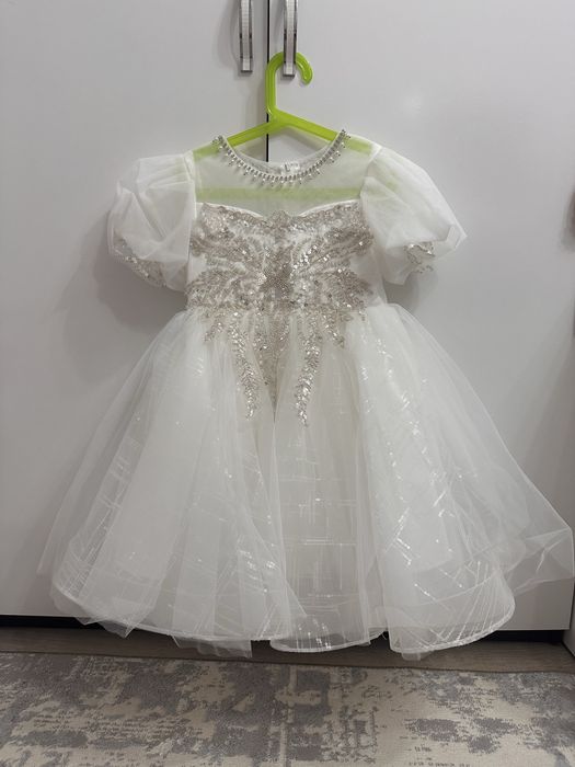 Продам платье на 6-7 лет