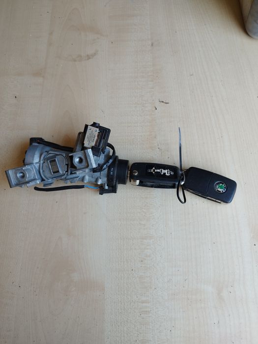 Contact Skoda cu 2 chei