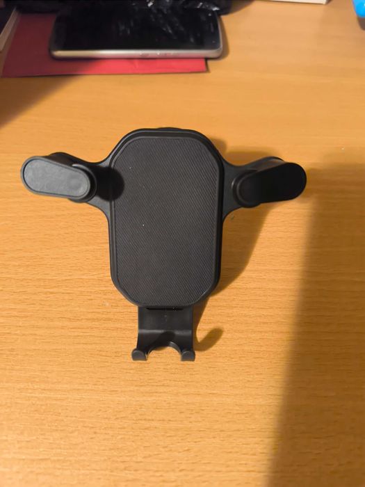 Продавам стойка за телефон за кола-10 ев.