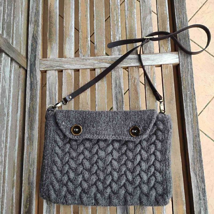 Стилна вълнена чанта с кожена дръжка, ръчно изработена