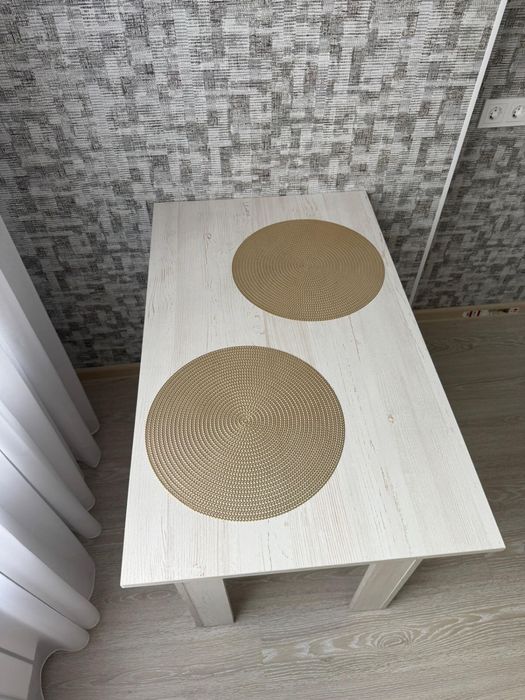 Стол и 4 табуретки