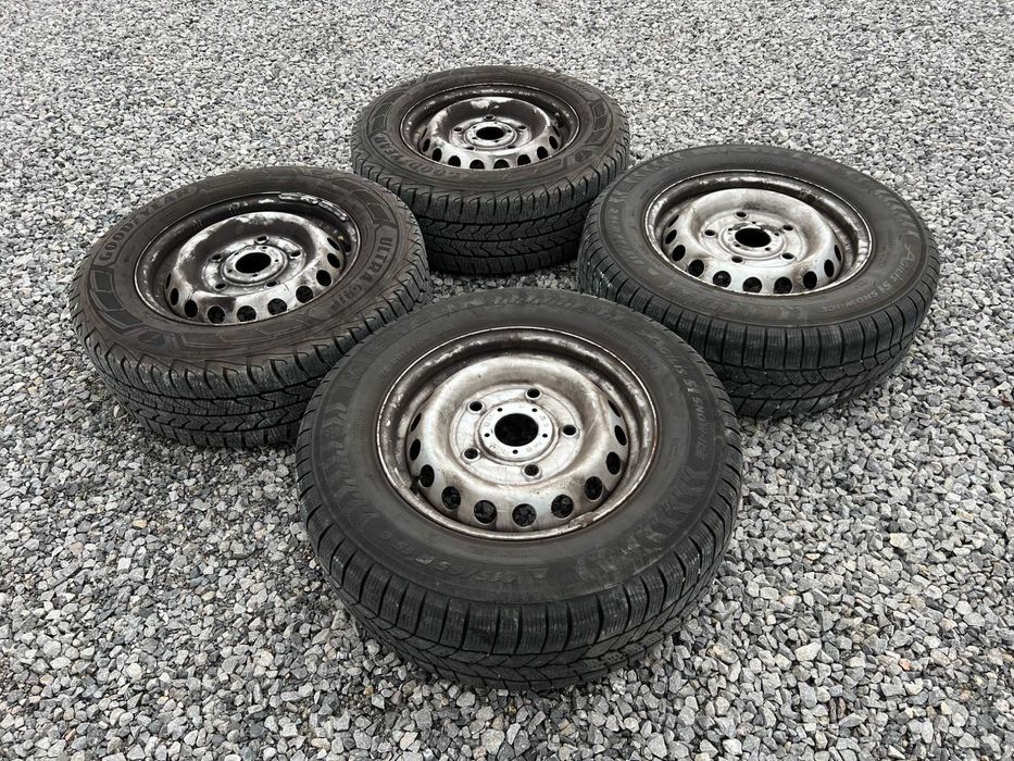 Джанти със зимни гуми Goodyear 215/65/15C DOT4324 oт бус Форд/Ford!!