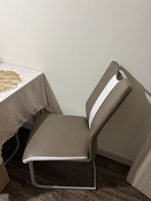 Masă extensibilă cu 4 scaune