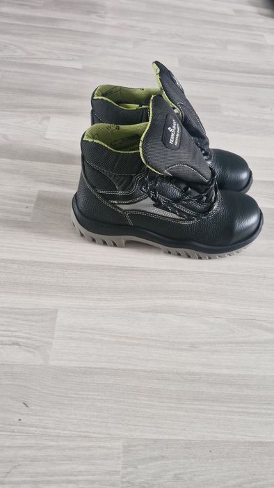 Спецобувь продам новая размер 40