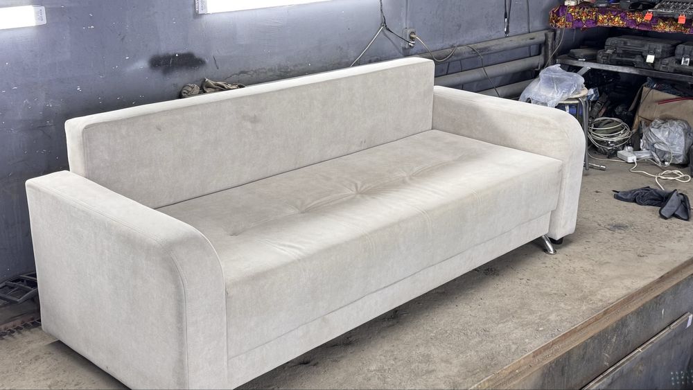 Продам диван белый