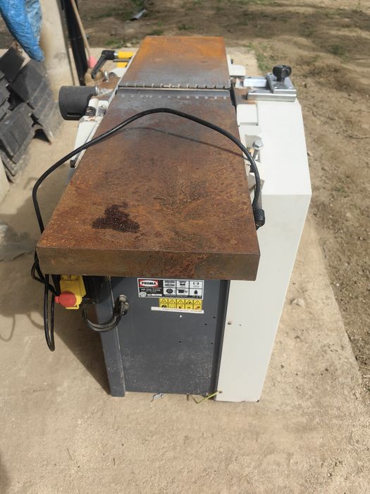 Mașina de rindeluit pe banc