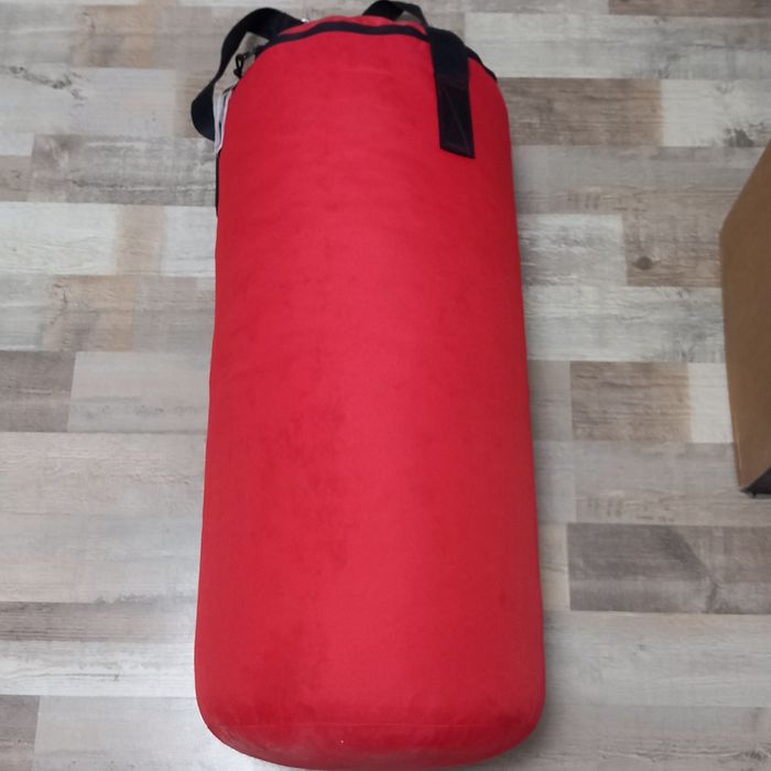 Vând sac de box 14 kg si manusi marimea 8