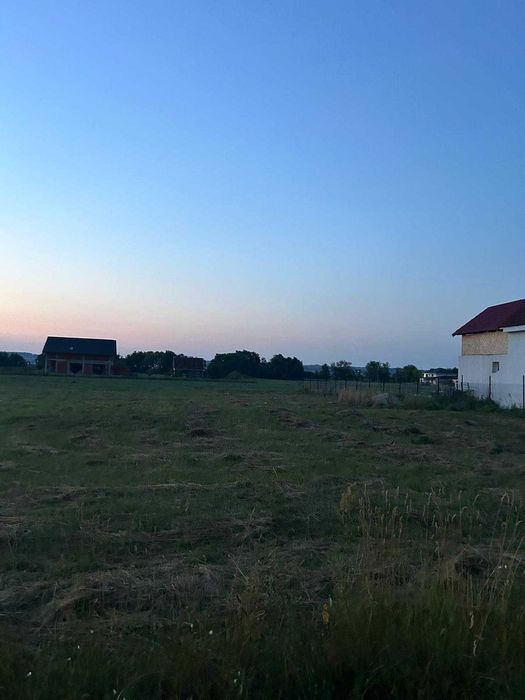 Vând teren intravilant 1000 mp.