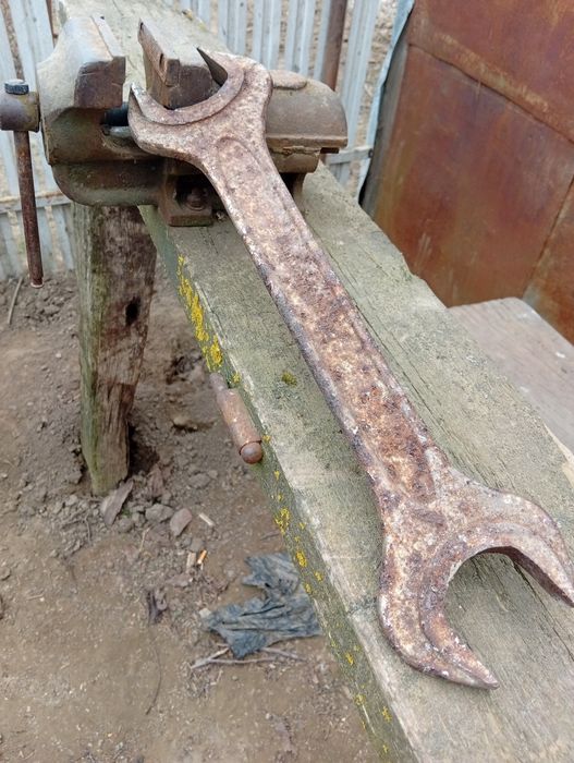 De vânzare menghina românească de 100 MM și cheie fixa de 55/60