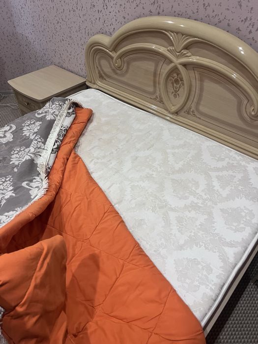 кровать и 2 тумбы
