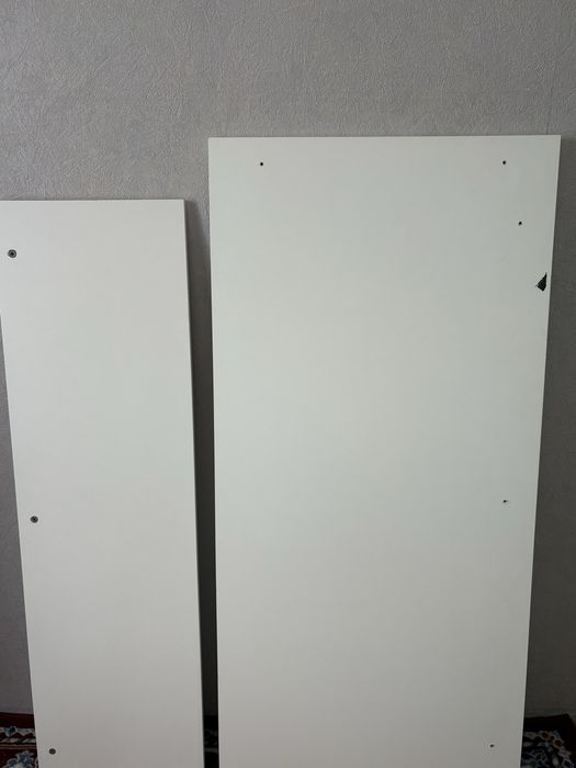 продам белый стол размером 140 × 65 см.