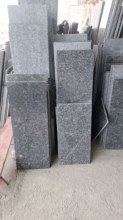 Темно-серый гранит с насыщенной мелкозернистой текстурой. Поверхность