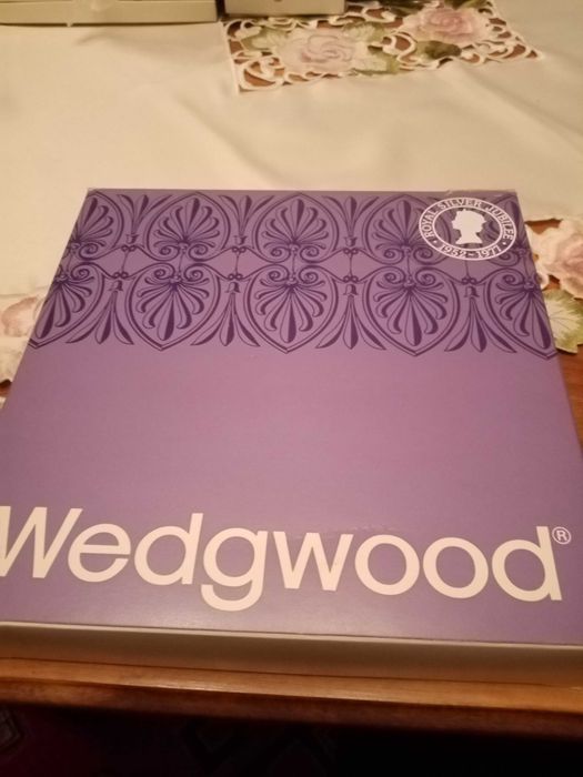 Farfurie mare Wedgwood jasper Regina Elisabeta II in cutia originala