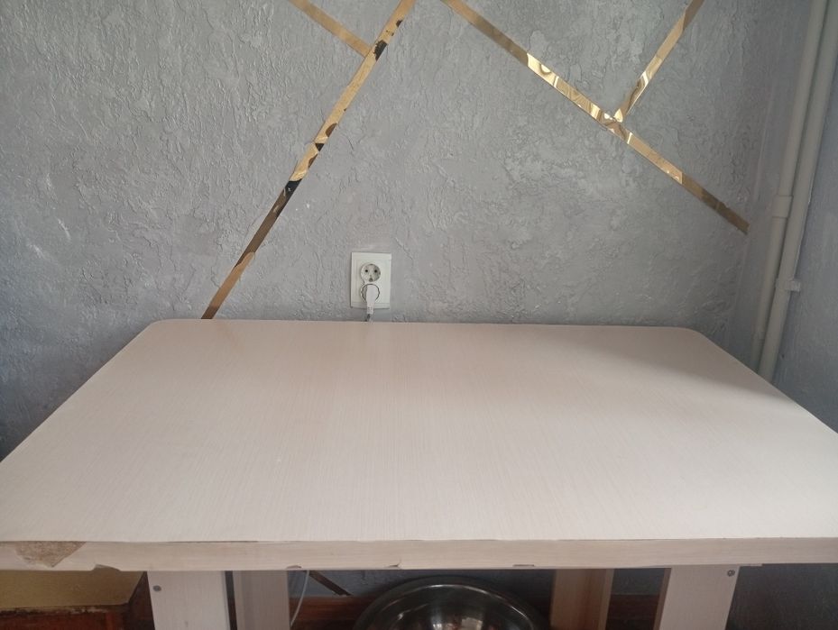 Продам кровать и стол кухонный.