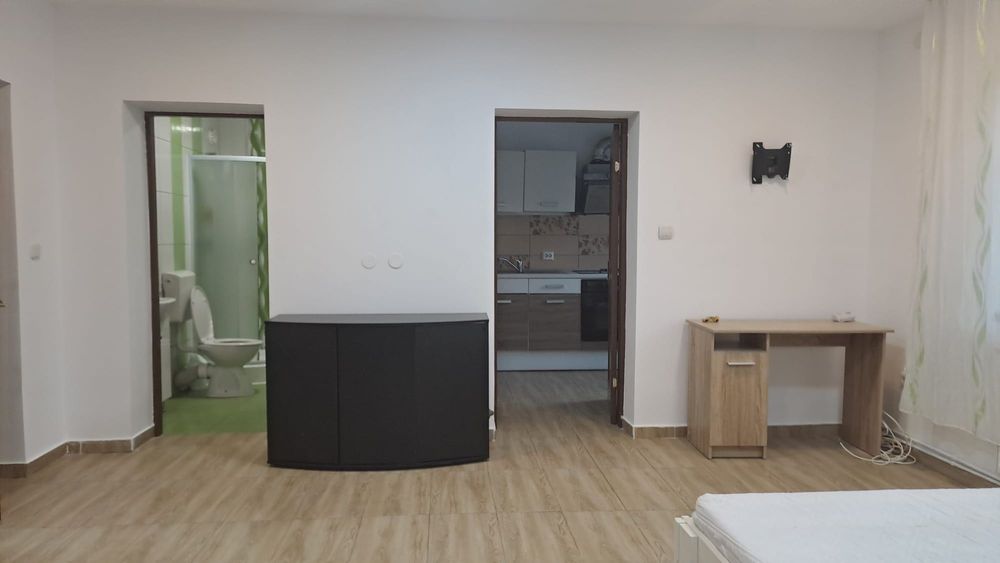 Închiriez garsonieră la casa
