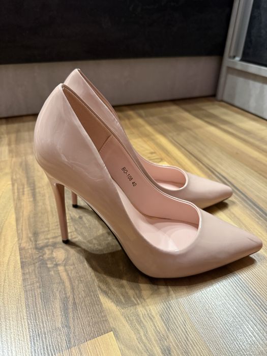 Високи бежови токчета