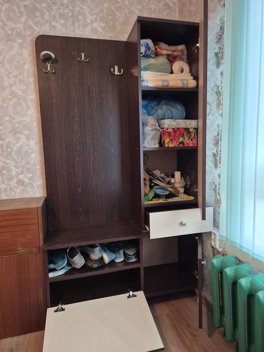 Портманто с шкафчета за обувки ,рафтове  и чекмедже.