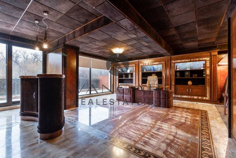 Продава се Офис в Пловдив, Център - 277 кв.м за 2206 €/кв.м - Снимка #1