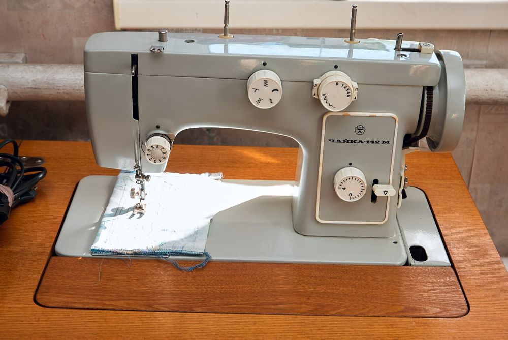 Швейная машина ЧАЙКА 142в тумбе с электроприводом