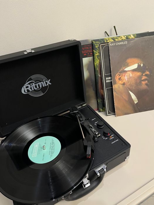 Продаю виниловый проигрыватель Ritmix.