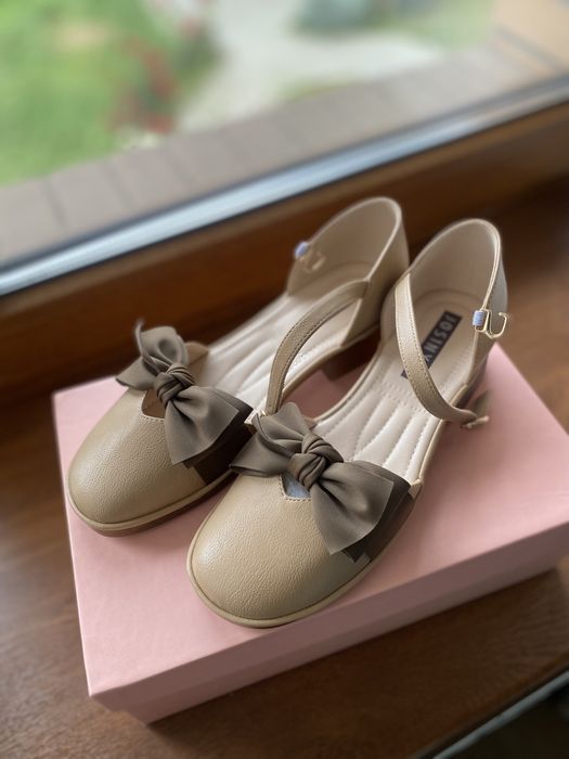 Босоножки бренда Josiny