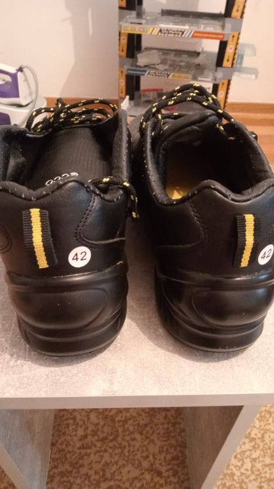 Продам мужские кроссовки