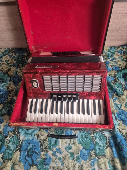 Продавам Акордеон