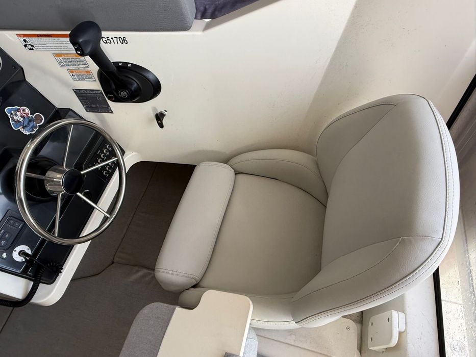 Продавам лодка QUICKSILVER 625 PILOTHOUSE + чисто нов колесар купуван