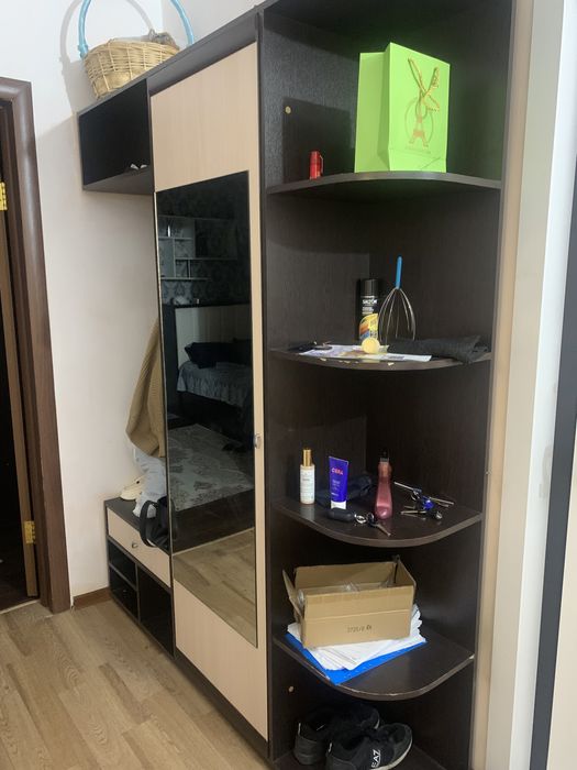 Продаю прихожую с зеркалом цвет венге