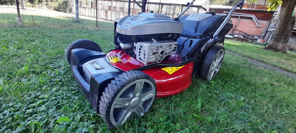 Masina de tuns iarba cu autopropulsie și motor Briggs&Stratton 5.5 cp