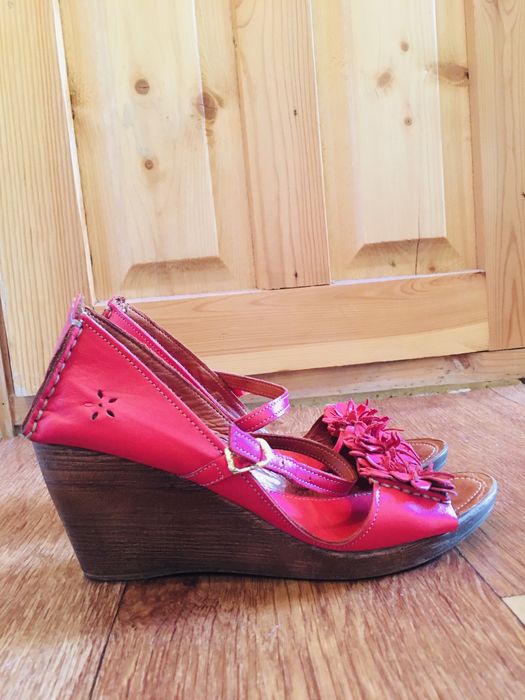 Босоножки на танкетке