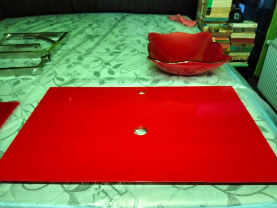 Chiuveta rosie din sticla.