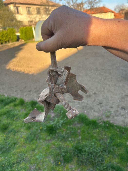 Жабки за скеле - над 200 броя