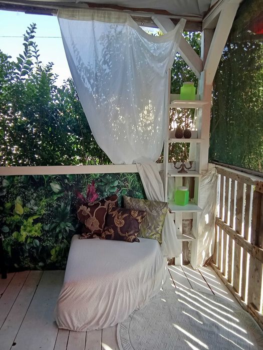 Продавам обз. каравана с веранда до плаж в Кариани. 8000 евро.