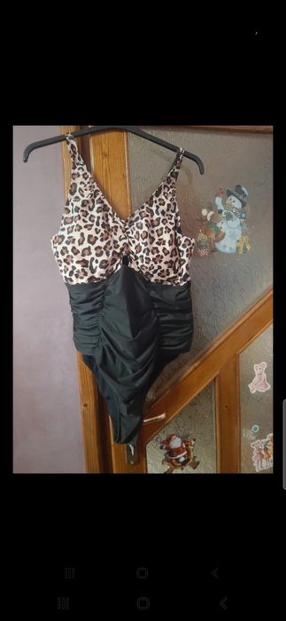 Vind costum baie  întreg  nou pentru mai multe detalii la telefon.Sau