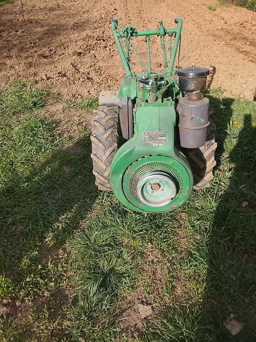 Vînd motocultor 14 cp preț.1300 euro și mulgătoare vaci 1600 lei