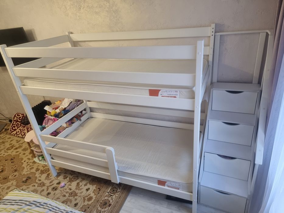 Продам двухярусную кровать. Пользовались год. В отличном состоянии.