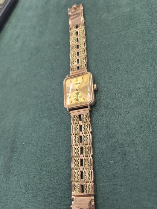 Золотые часы с браслетом