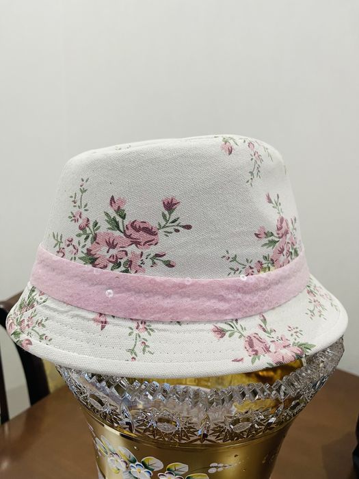 Шляпу женскую продам