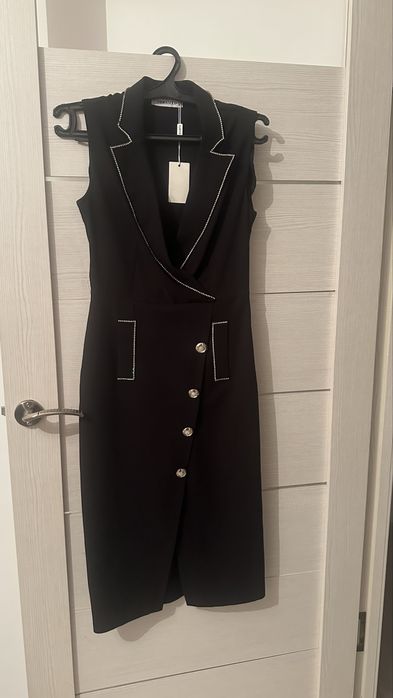 Платье-пиджак без рукавов