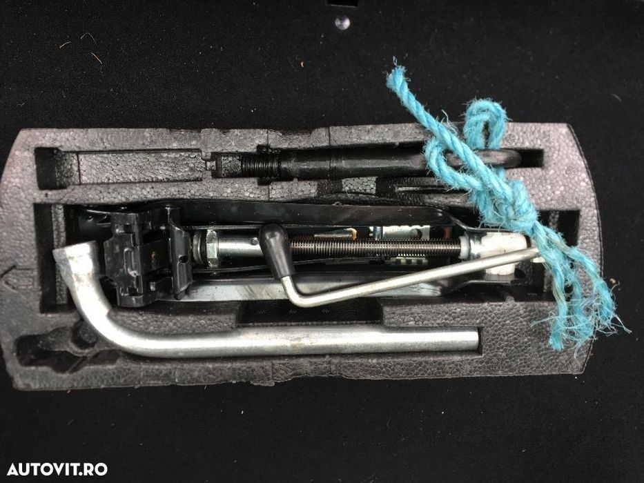 Trusa Spuma Cric Cheie Roti Carlig Remorcare VW Golf 6 2008 - 2013