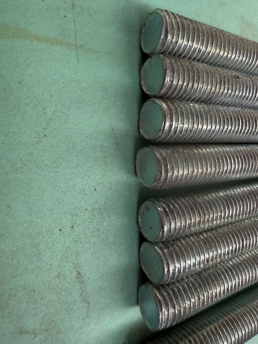 Продавам шпилки размер 12х200мм