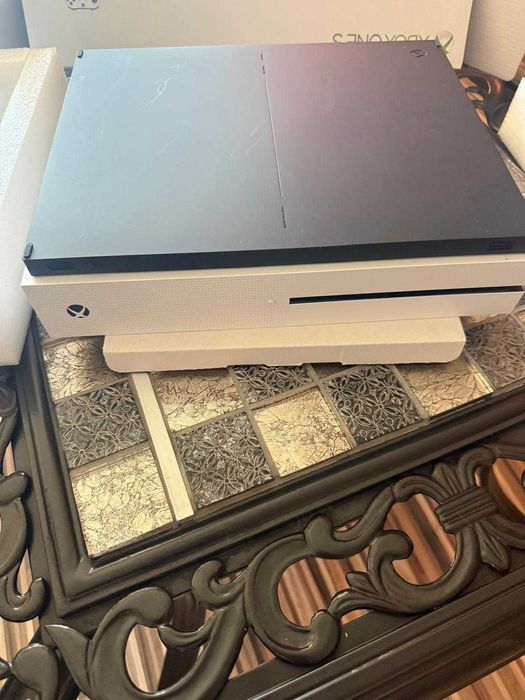 XBOX One S - 1 TB (2 controllere incluse)